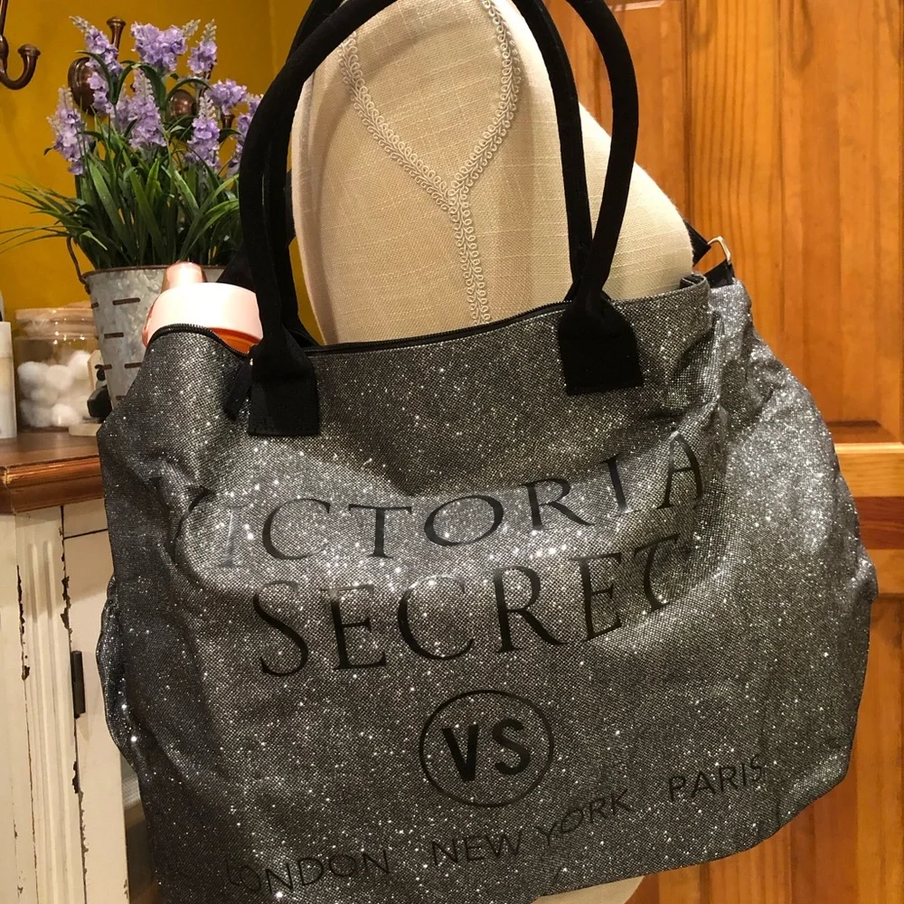 💋💄Rare, new Victoria’s Secret silver and black sparkly bag - Picture 1 of 1